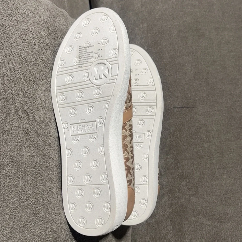 Michael Kors Youth 5/ Womens 6.5 Slip-On Sneakers in Beige/Gold